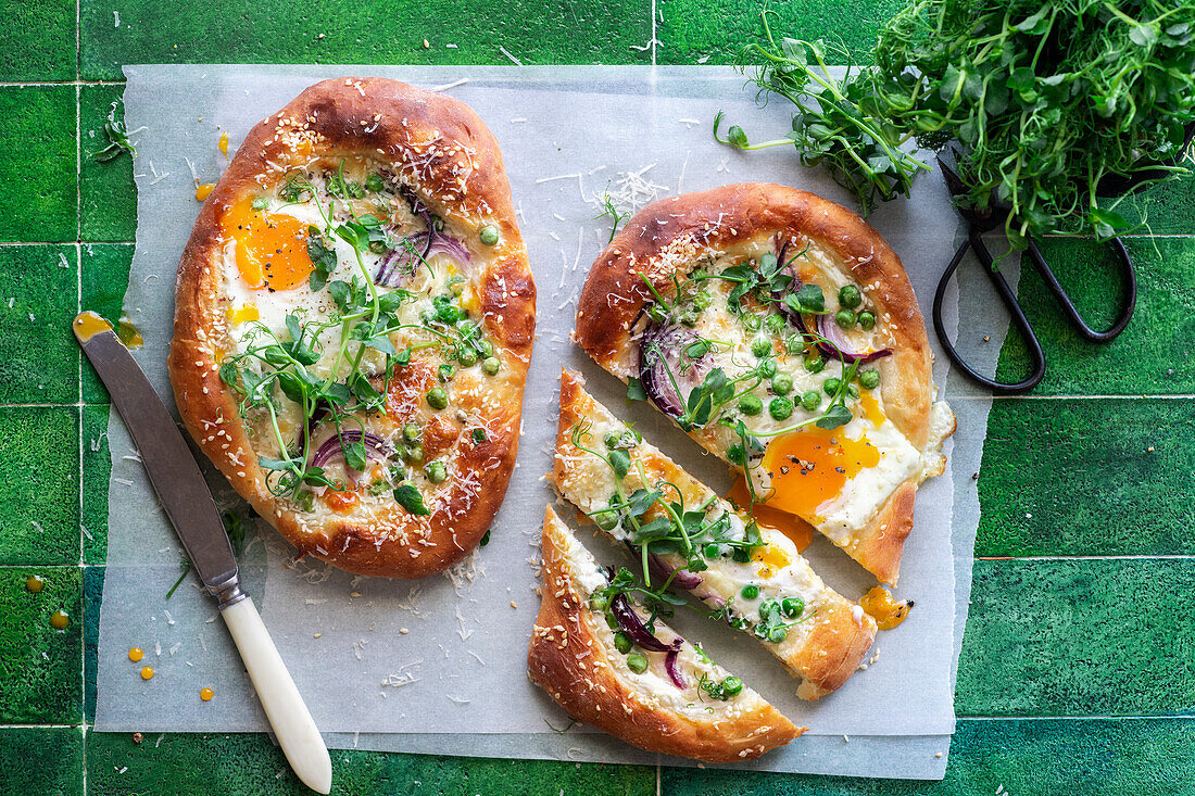 Fladenbrot mit grünen Erbsen und Eiern