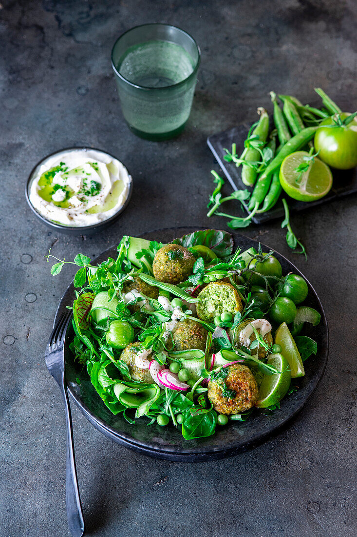 Falafelsalat mit grünen Erbsen