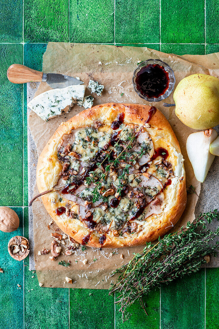 Pizza mit Birnen, Blauschimmelkäse, Walnüssen und Thymian