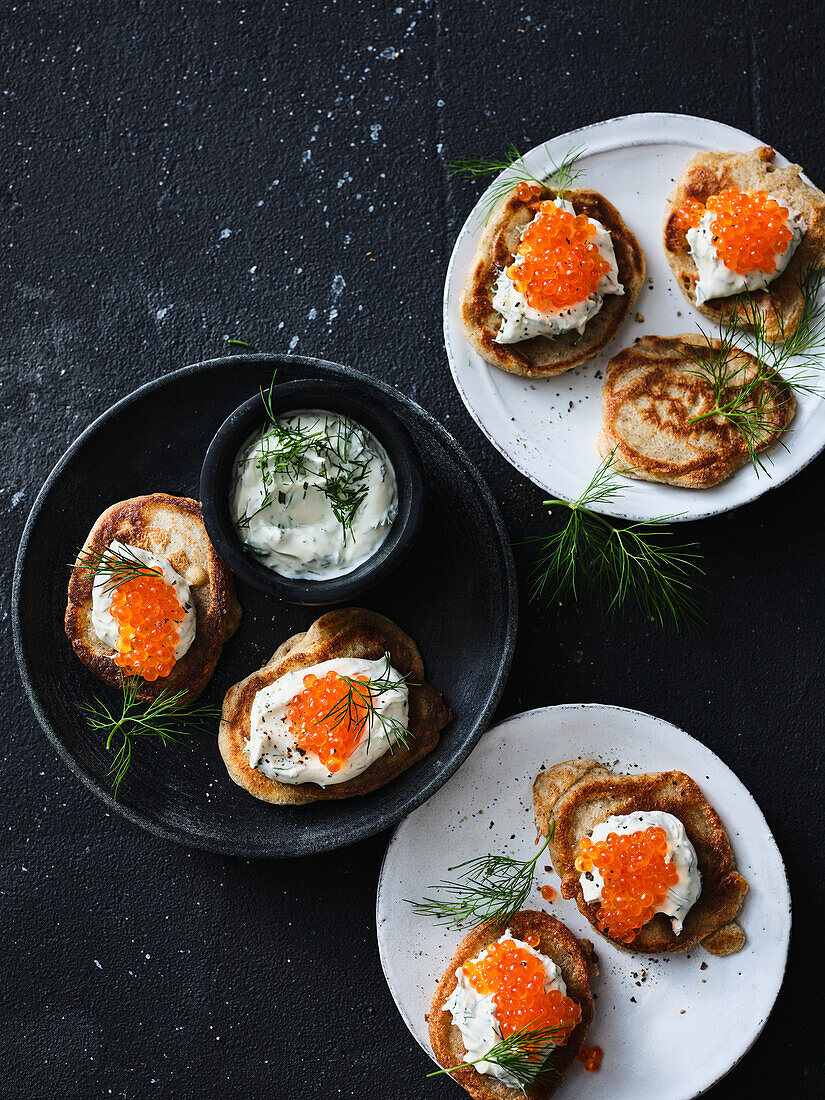 Blinis mit Limetten-Dill-Crème und Forellenkaviar