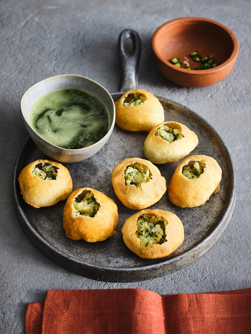 Pani Puri mit scharfer Kartoffel-Kichererbsen-Füllung