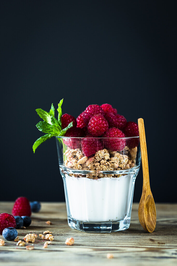 Müsli mit Joghurt und Himbeeren