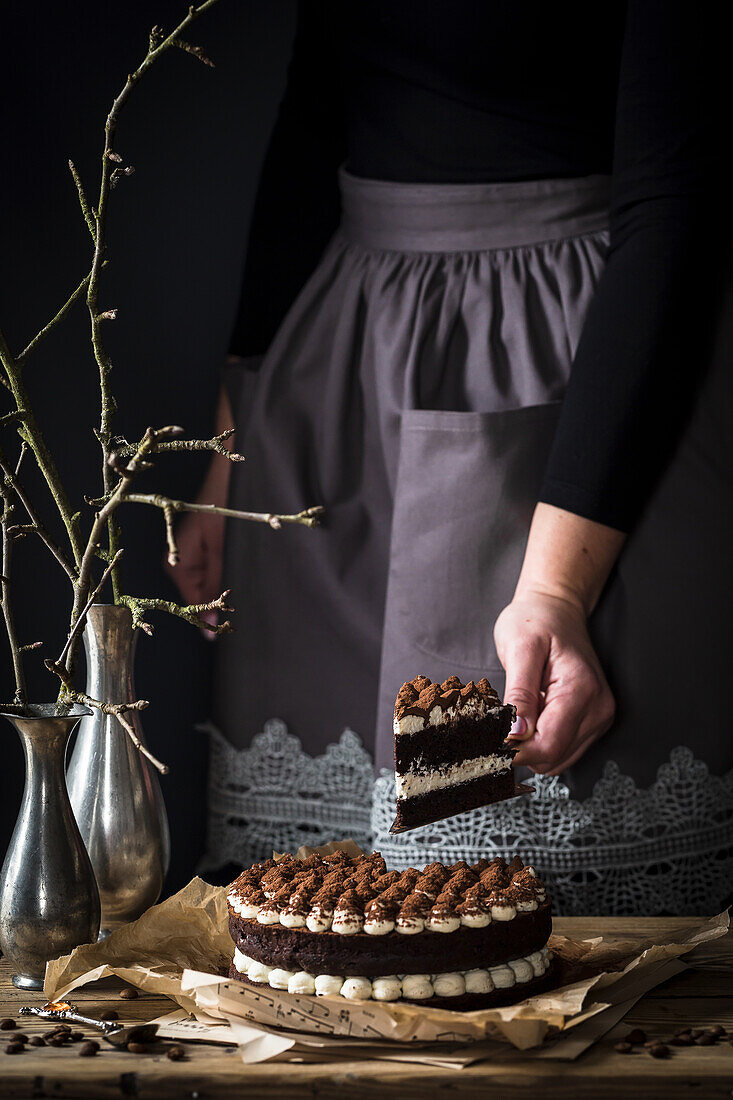 Tiramisu-Torte, ein Stück auf Kuchenheber