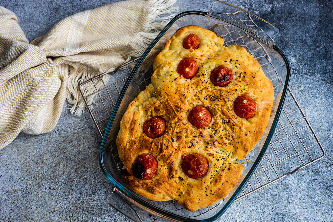 Pizzabrot mit Tomaten und Kräutern in feuerfester Form