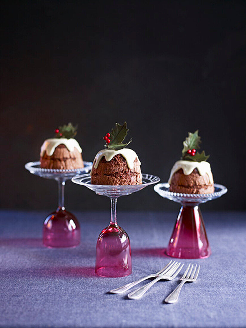 Mini-Christmas Pudding mit weißer Schokoladenglasur