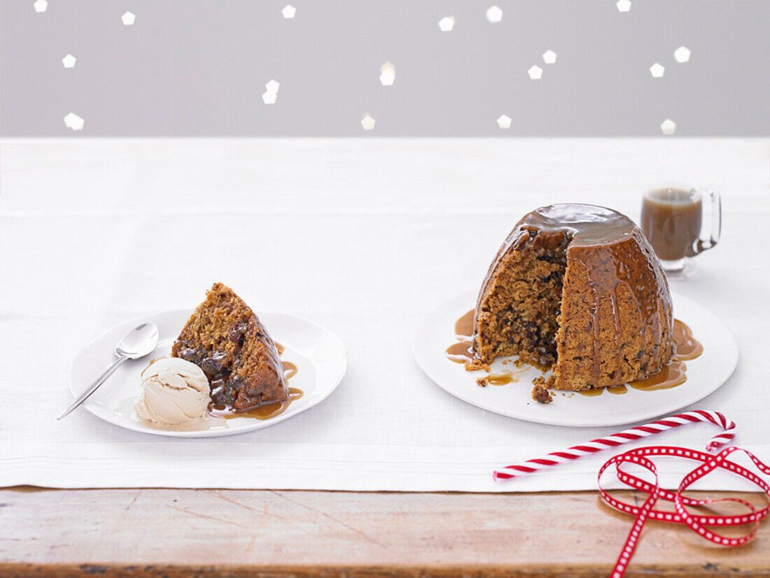 Sticky Date Pudding mit Rosinen mit Salzkaramellsauce und Brandy-Butter-Eiscreme