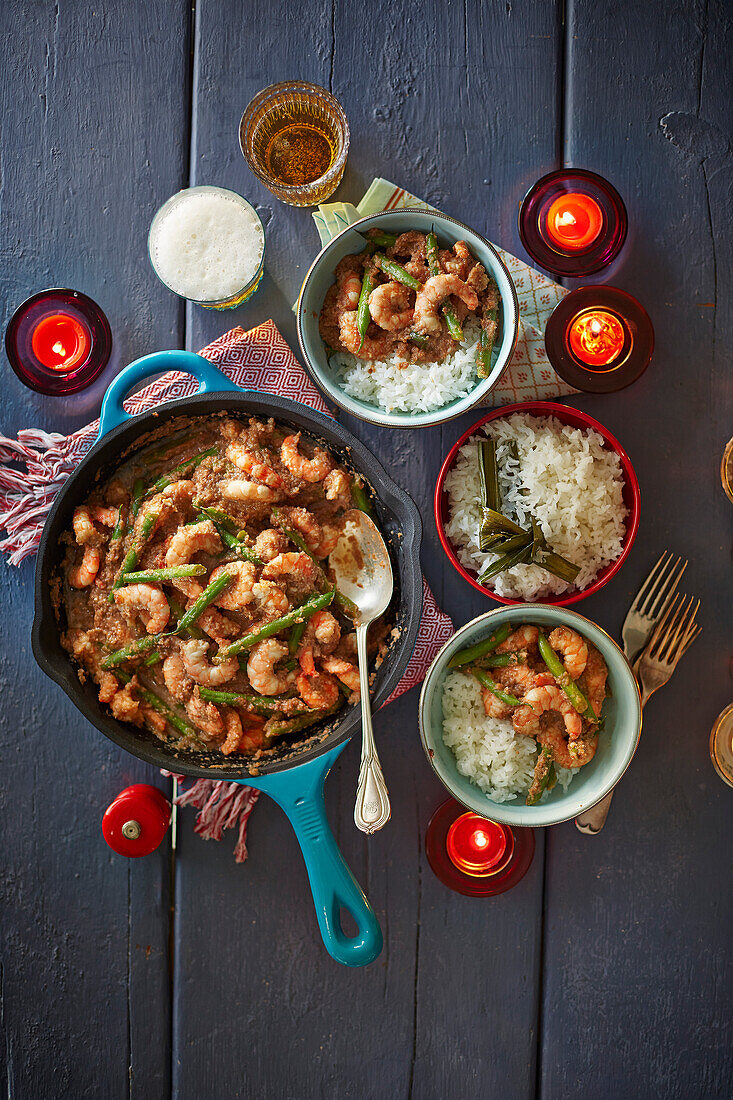 Sambal-Garnelen mit grünen Bohnen dazu Reis