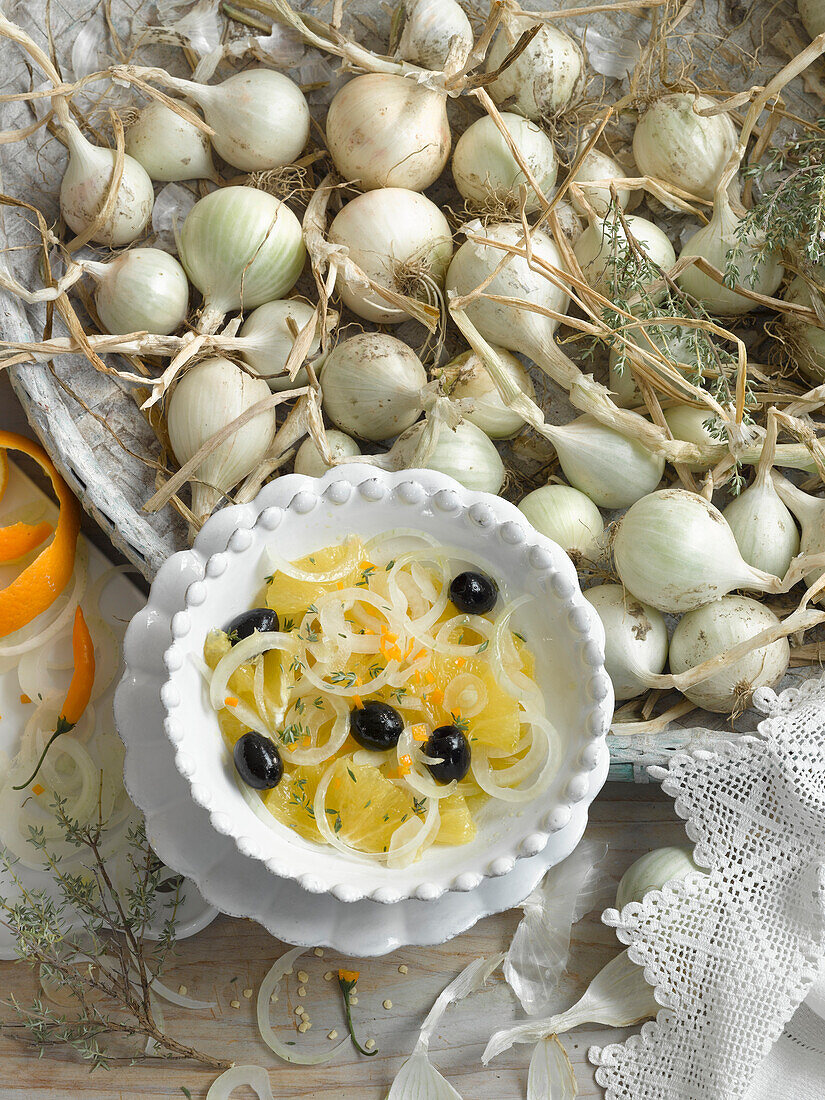 Salat mit weissen Zwiebeln, Apfelsinen und Oliven