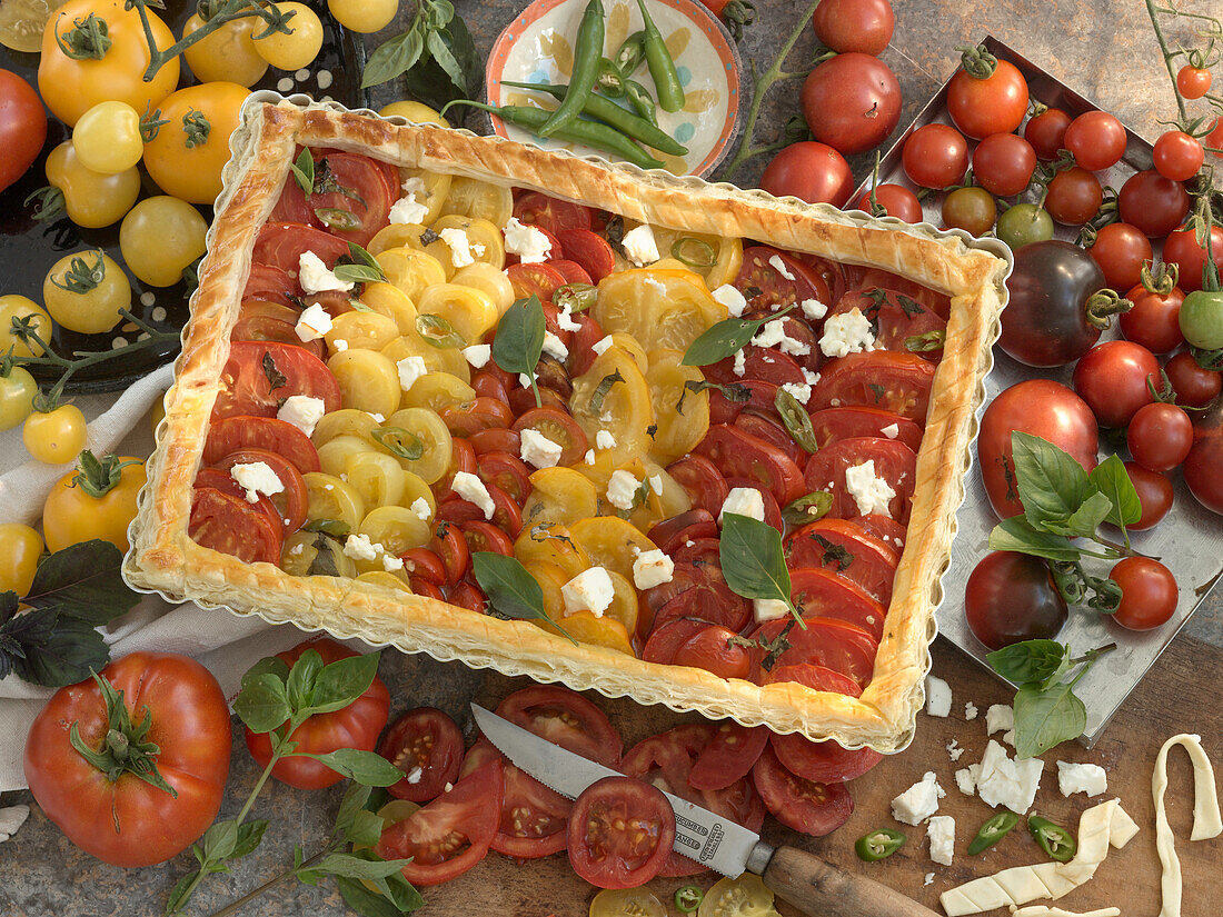 Tomaten-Blätterteig-Quiche mit Chili, Feta und Basilikum