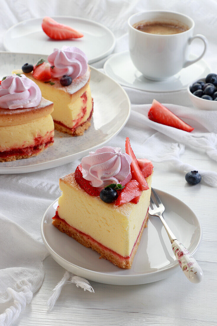 Ein Stück Käsekuchen mit Erdbeeren