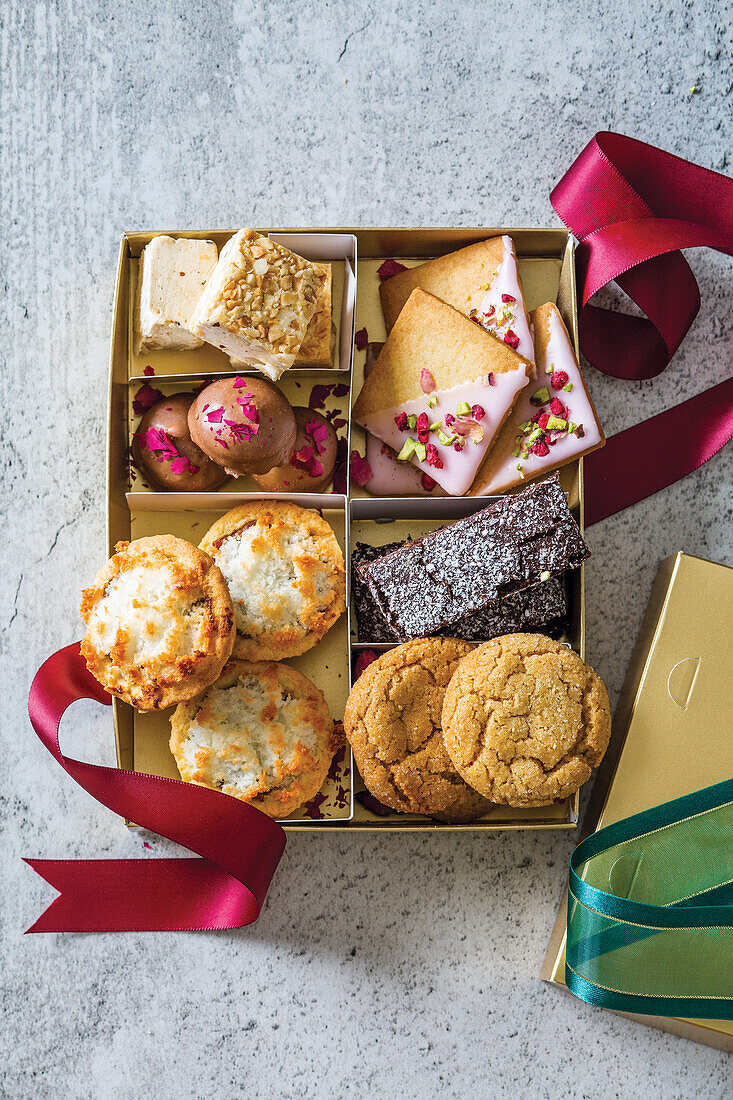 Kekse und Plätzchen in einer Schachtel mit Geschenkband