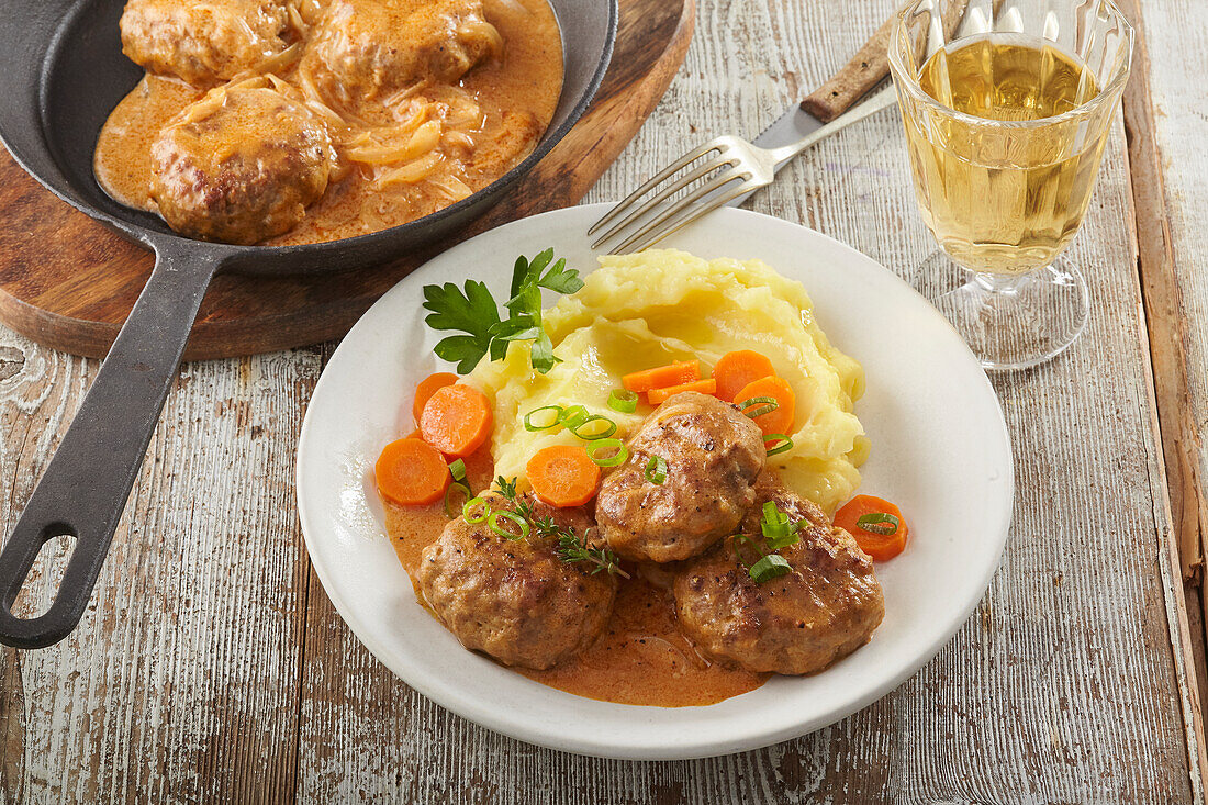 Meatballs with carrots and mashed potatoes