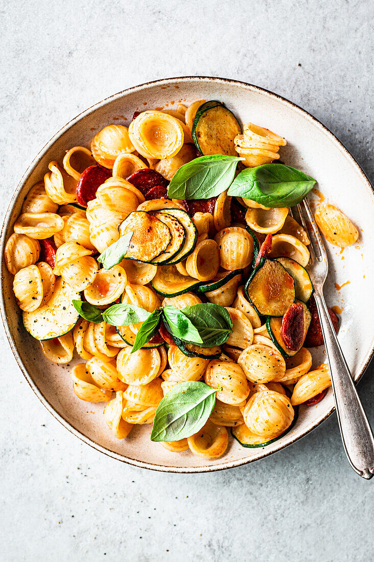 Einfache Chorizo-Orecchiette mit Zucchini