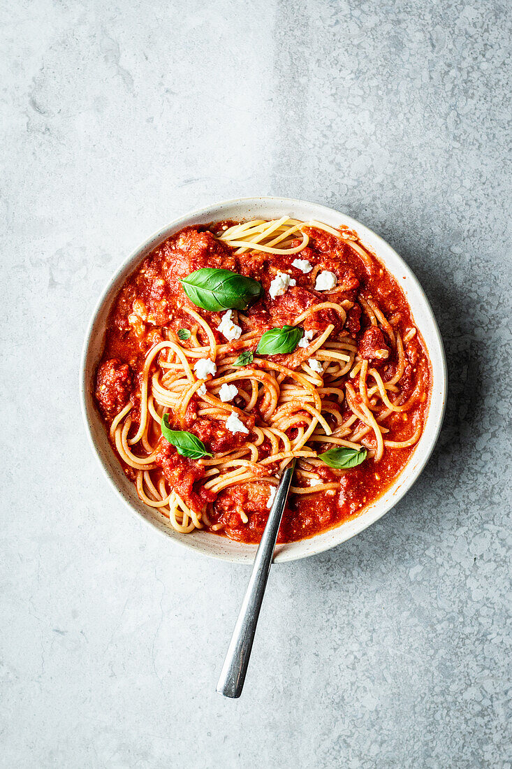 Spaghetti mit Tomatensauce und Feta