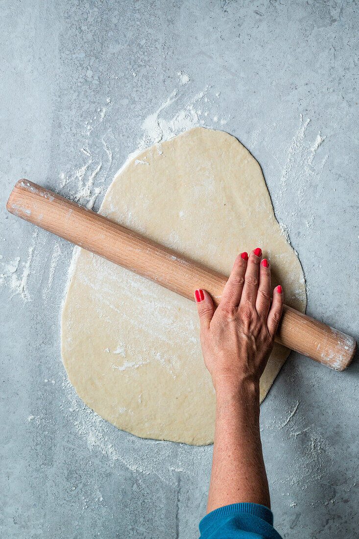 Flammkuchenteig ausrollen