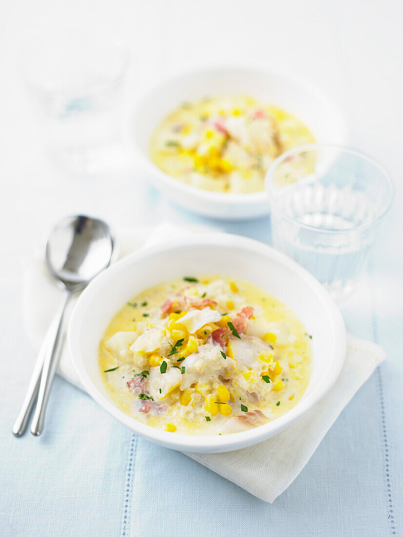 Suppe mit geräuchertem Schellfisch und Zuckermais