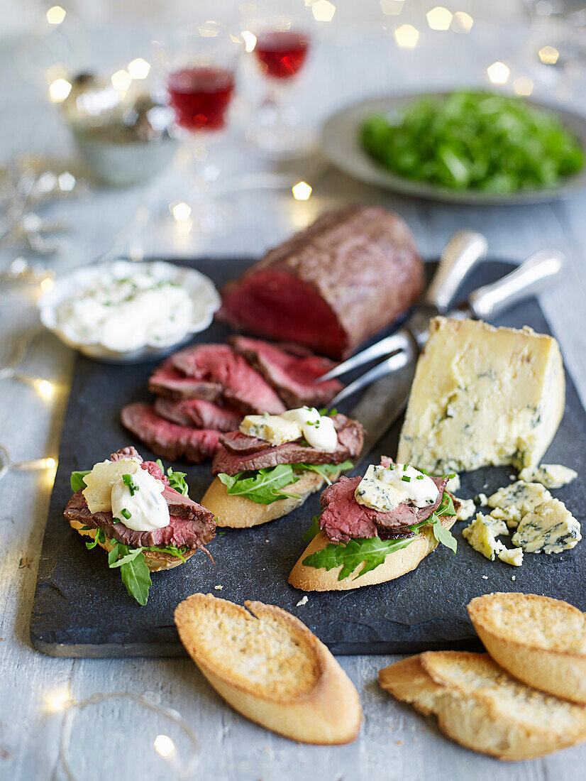 Crostini with beef and blue cheese for Christmas