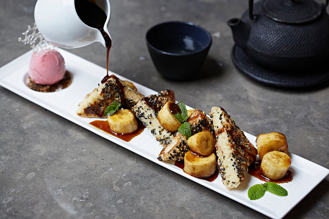 Japanisches Bananenbrot mit Bananenscheiben, Erdbeereis und Schokoladensauce