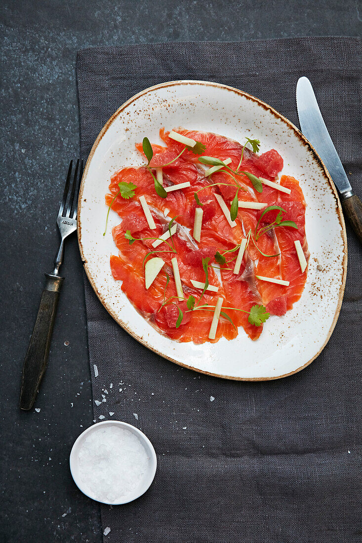 Smoked salmon with sliced apple