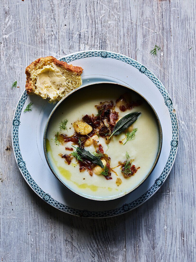 Blumenkohlsuppe mit weißen Bohnen, Salbei und Dillbutter