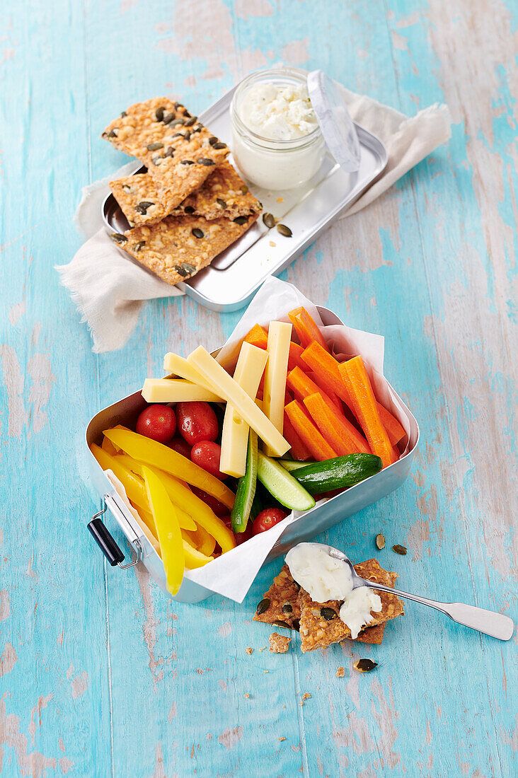 Vegetable snack box 'To Go' with pumpkin crispbread