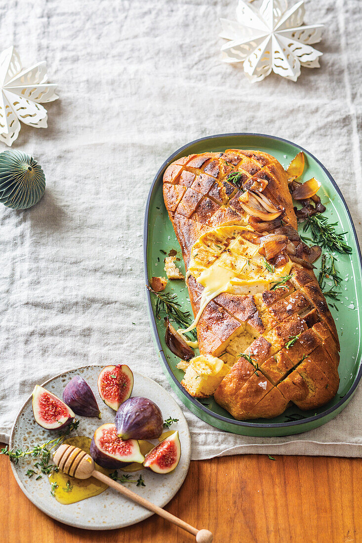 Gebackenes Camembert-Ciabatta mit Honigfeigen zu Weihnachten