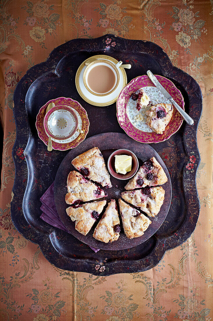 Runder glutenfreier Birnen-Brombeer-Scone