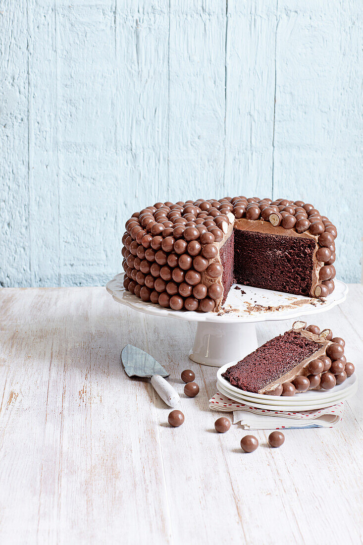 Chocolate Chiffon Cake verziert mit Schokokugeln