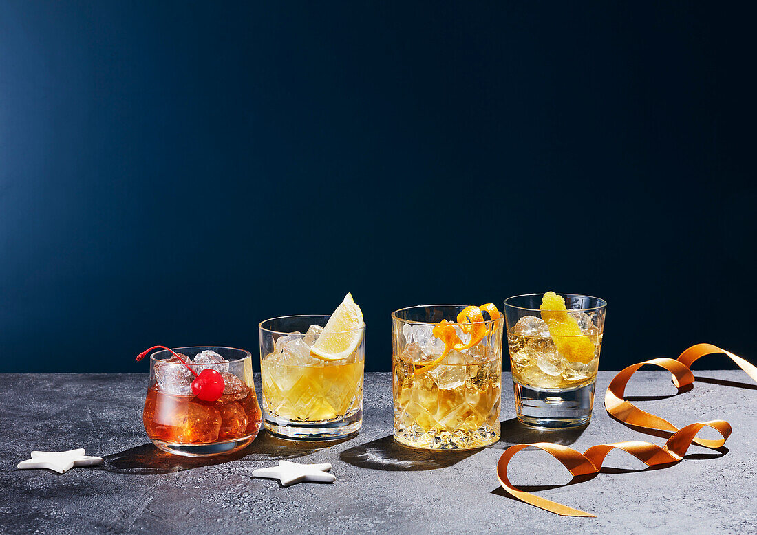Verschiedene Whiskey-Cocktails – Rusty Nail, Godfather, Penicillin, Rob Roy