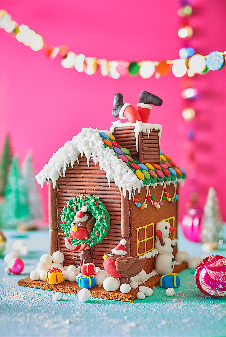 Lebkuchenhaus vor rosa Hintergrund