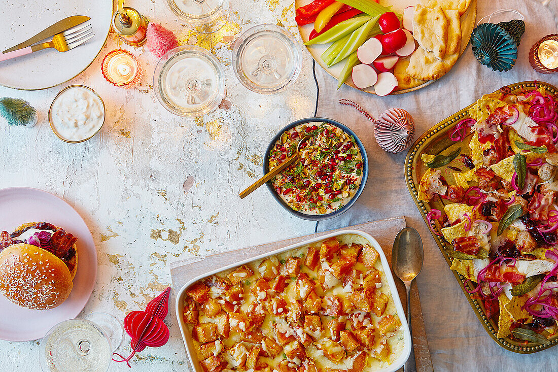 Hummus, Fischpastete, Nachos, Burger und Rohkost mit Fladenbrot