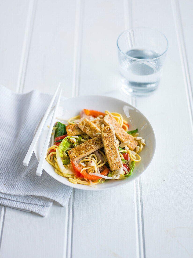 Nudelpfanne mit Erdnuss-Tofu und Gemüse (Asien)