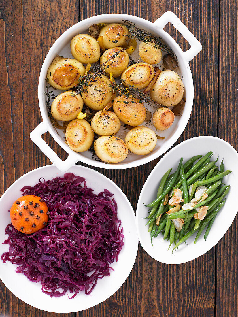 Red cabbage with clementine, green beans with garlic, roasted herb potatoes
