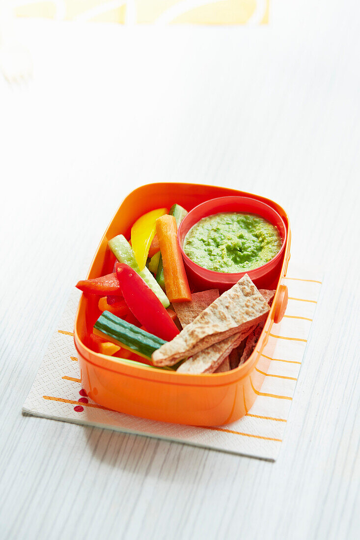 Crudites mit Dip und Fladenbrot 'To Go'