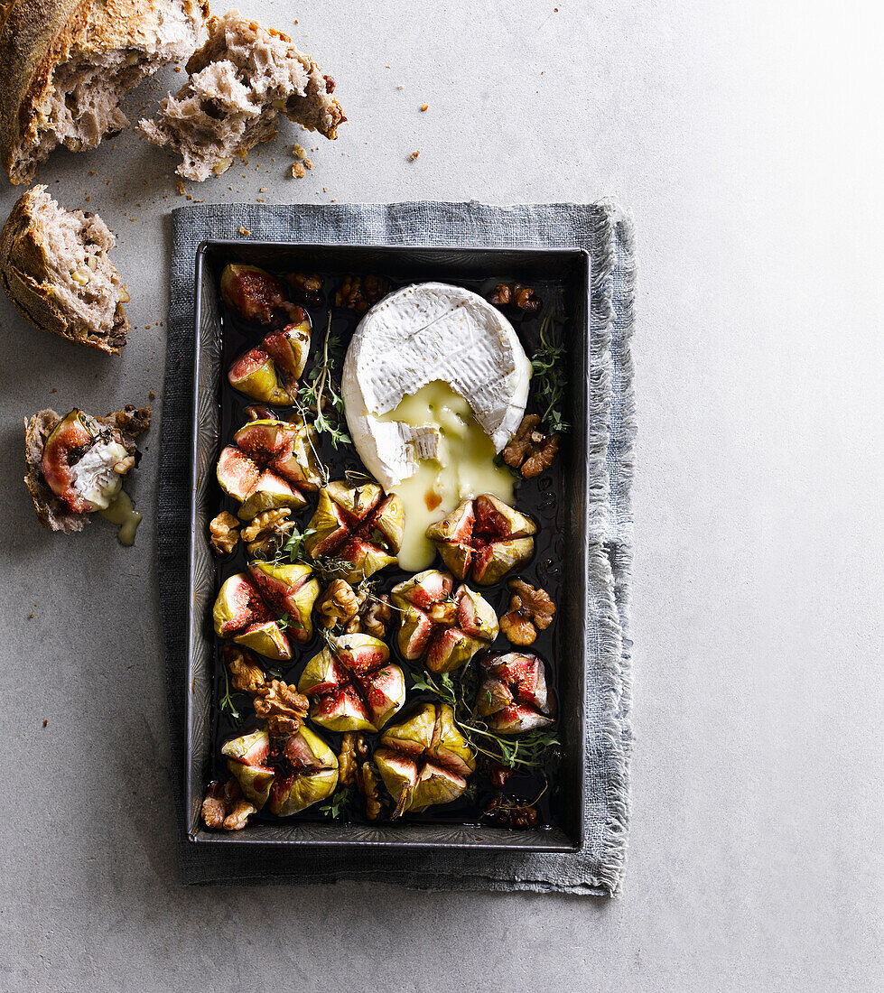 Gebackener Camembert mit Feigen und Walnüssen