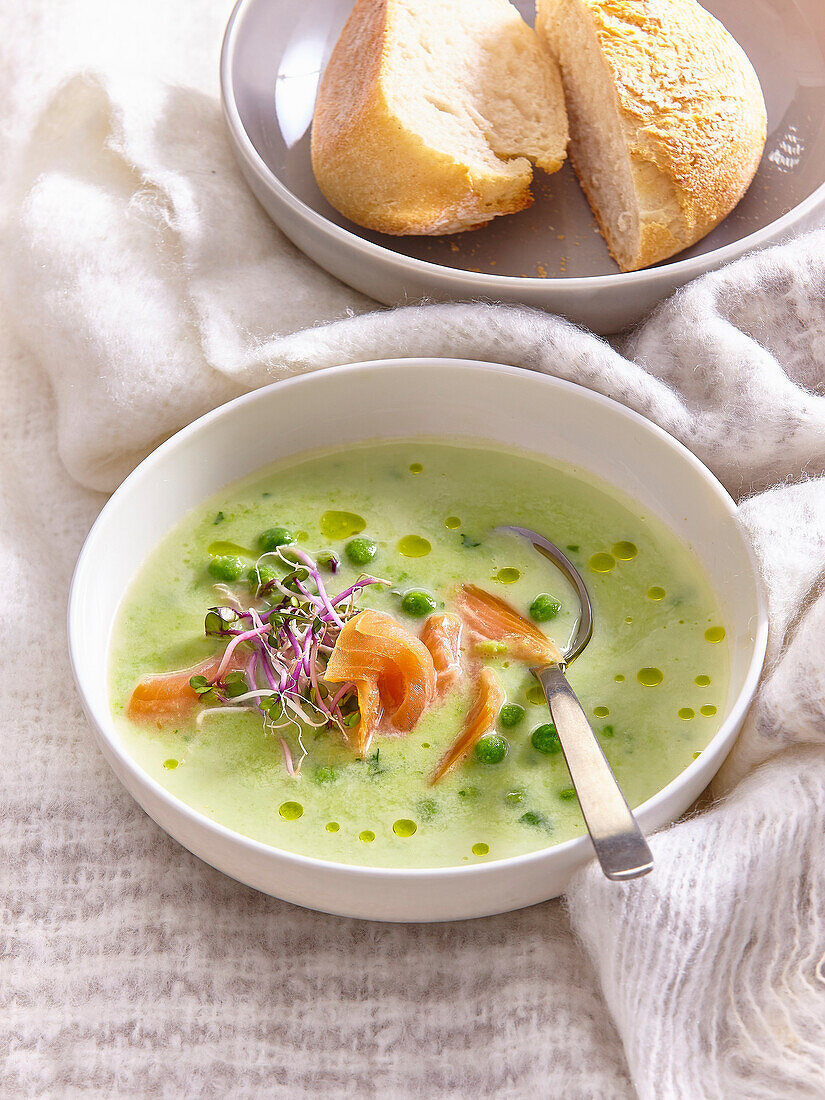Pea soup with smoked salmon