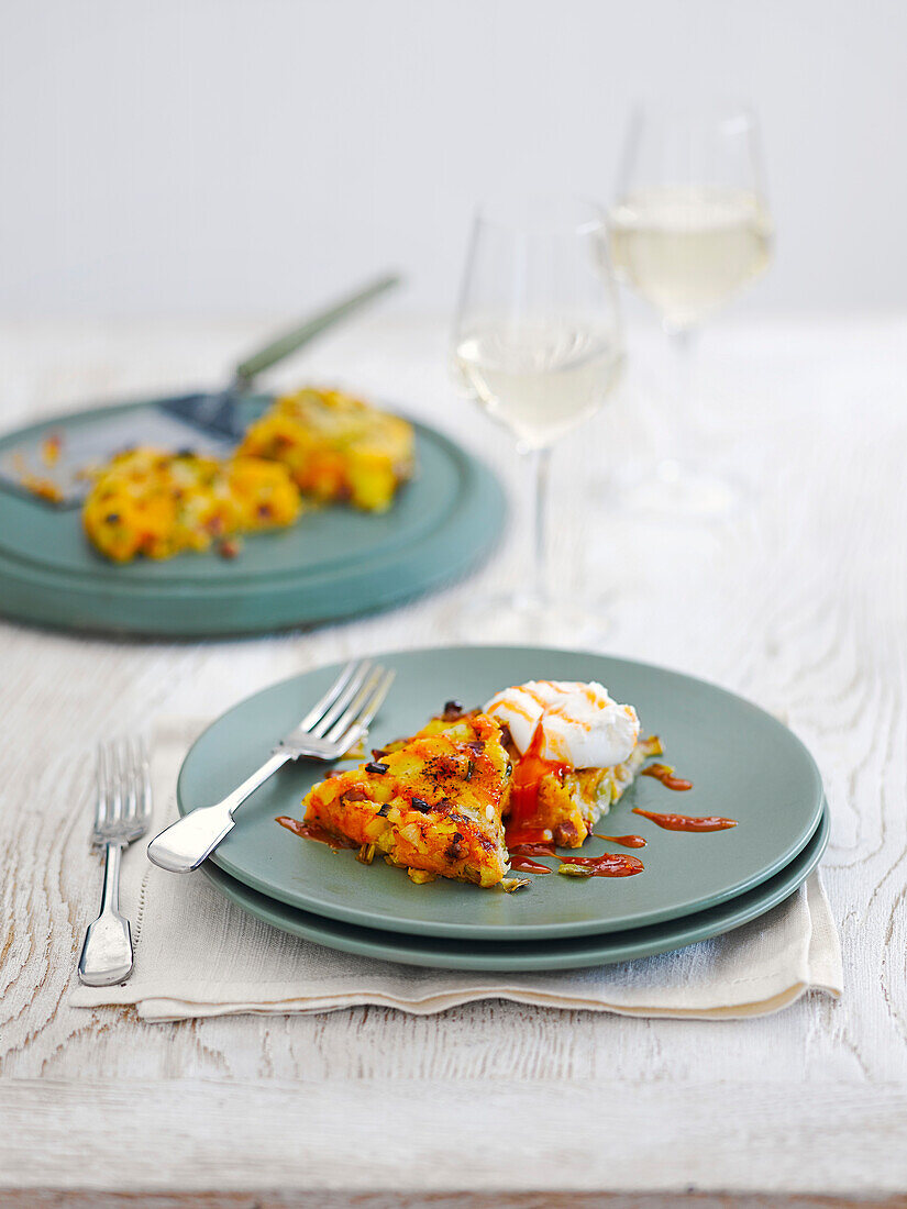 Bubble and Squeak mit mit Kürbiss, pochierten Eiern und Pancetta