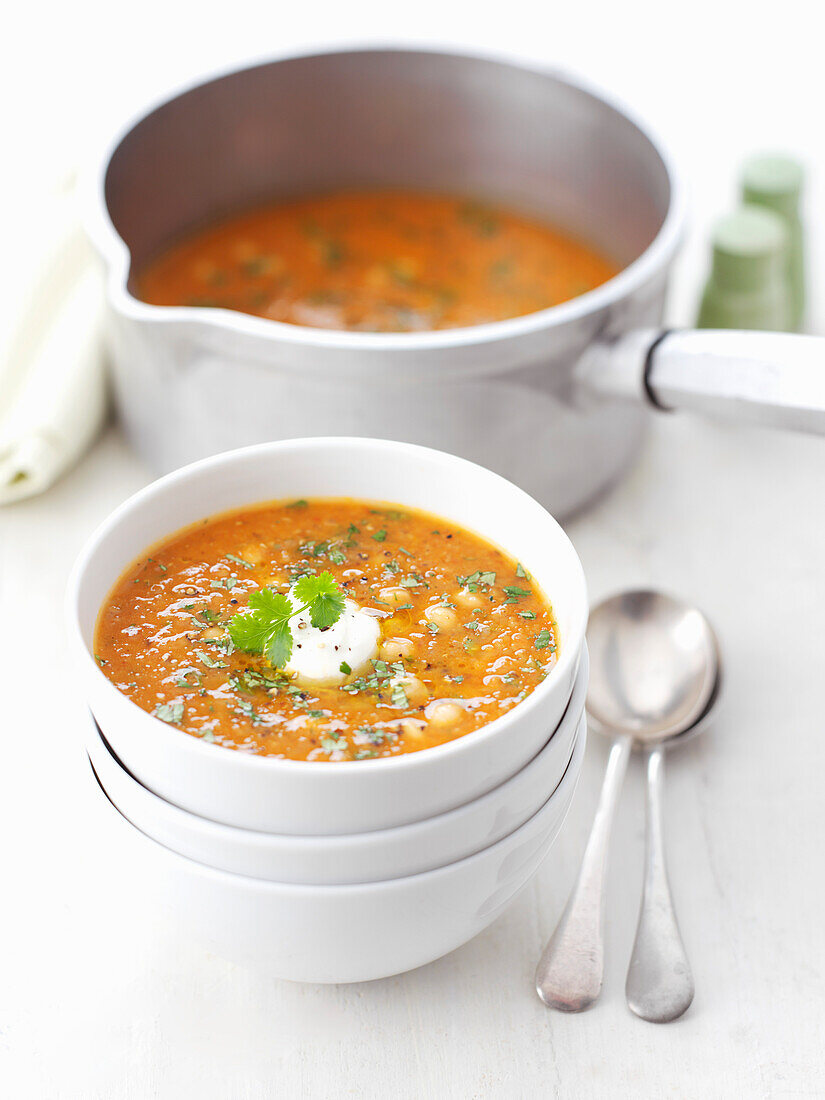 Suppe aus roten Linsen, Kichererbsen und Chili