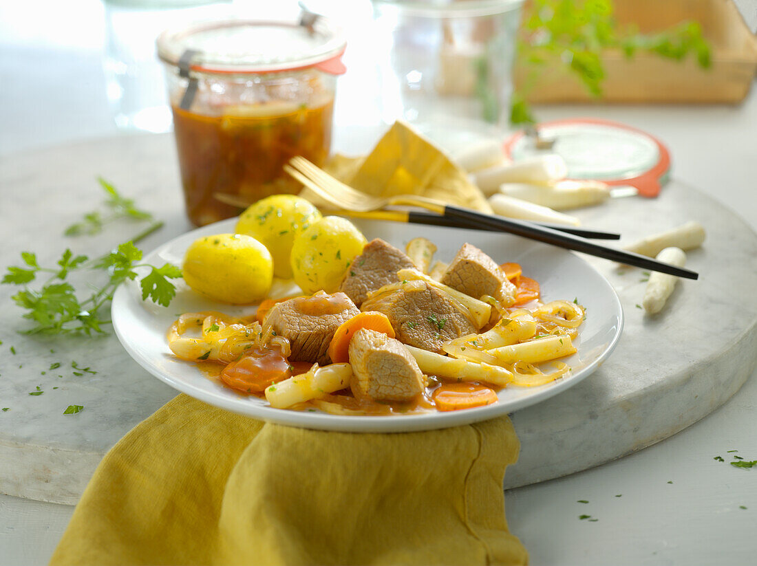 Kalbsgulasch mit Spargel und Petersilienkartoffeln