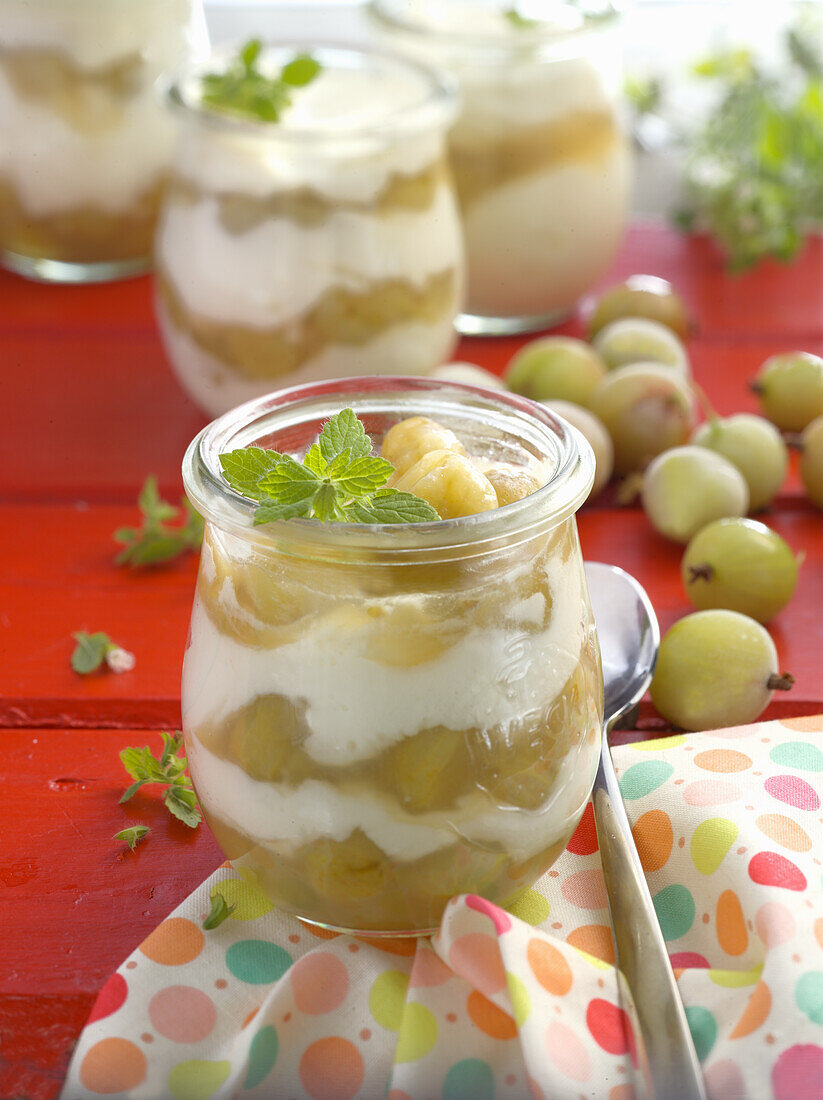 Quarkcreme mit Stachelbeergrütze in Gläsern