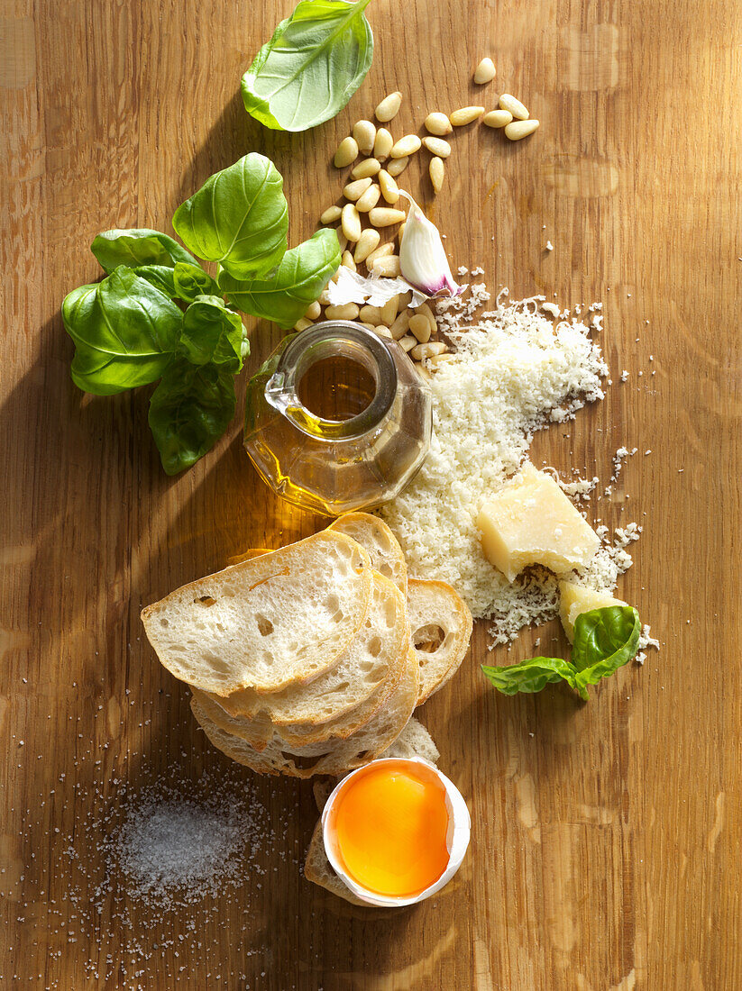 Zutaten für Pesto, Brotscheiben und Ei