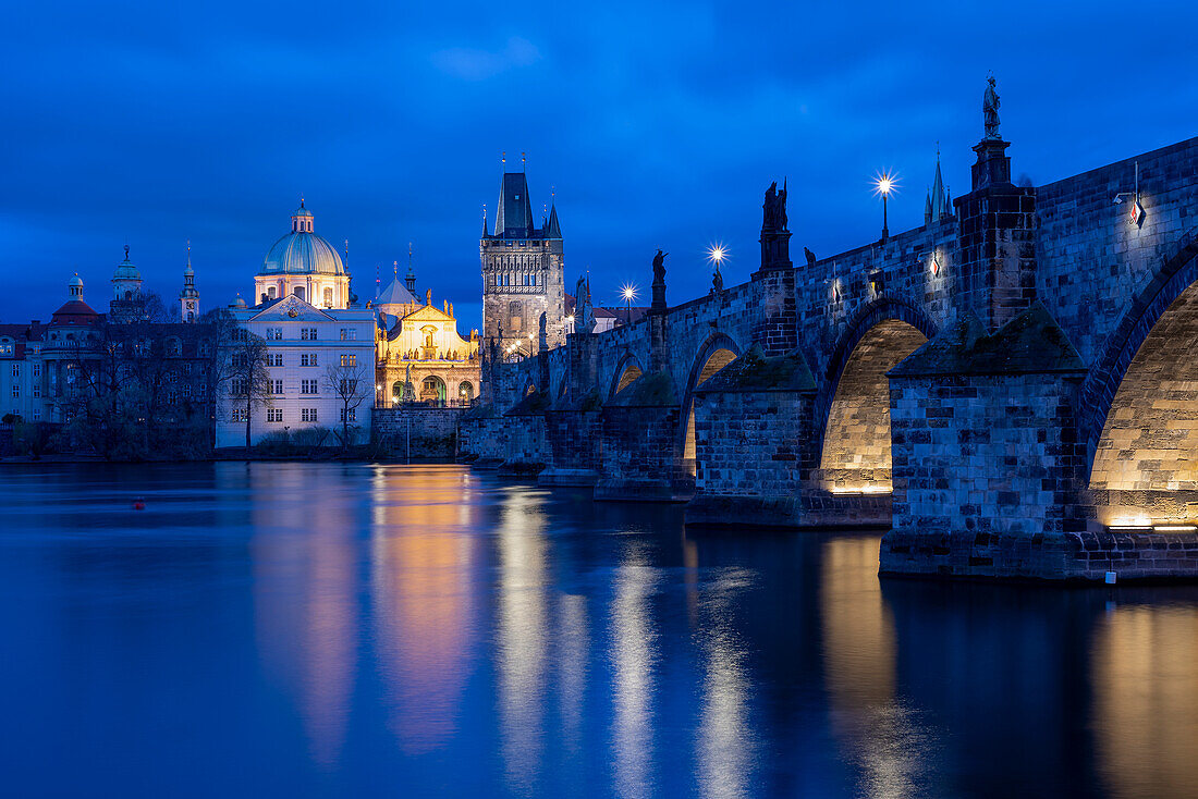 Blick über die Moldau zur Karlsbrücke und zum Brückenturm bei Nacht, Prag, Tschechien