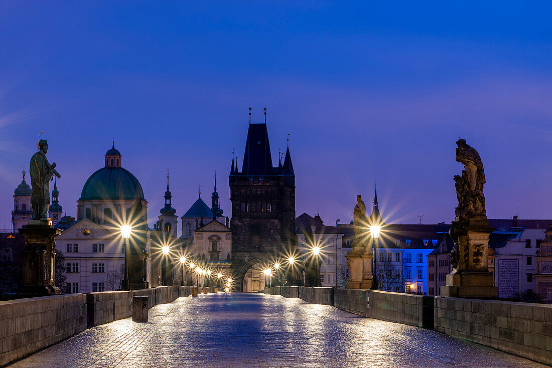 Blick von der Karlsbrücke zum Brückenturm bei Nacht, Prag, Tschechien