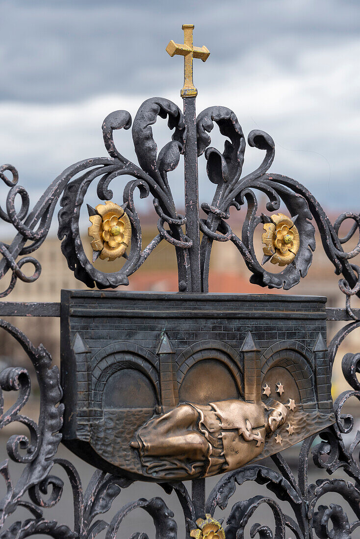 Das bronzene Relief des Hl. Johannes von Nepomuk in einem Eisentor auf der Karlsbrücke, Prag, Tschechien