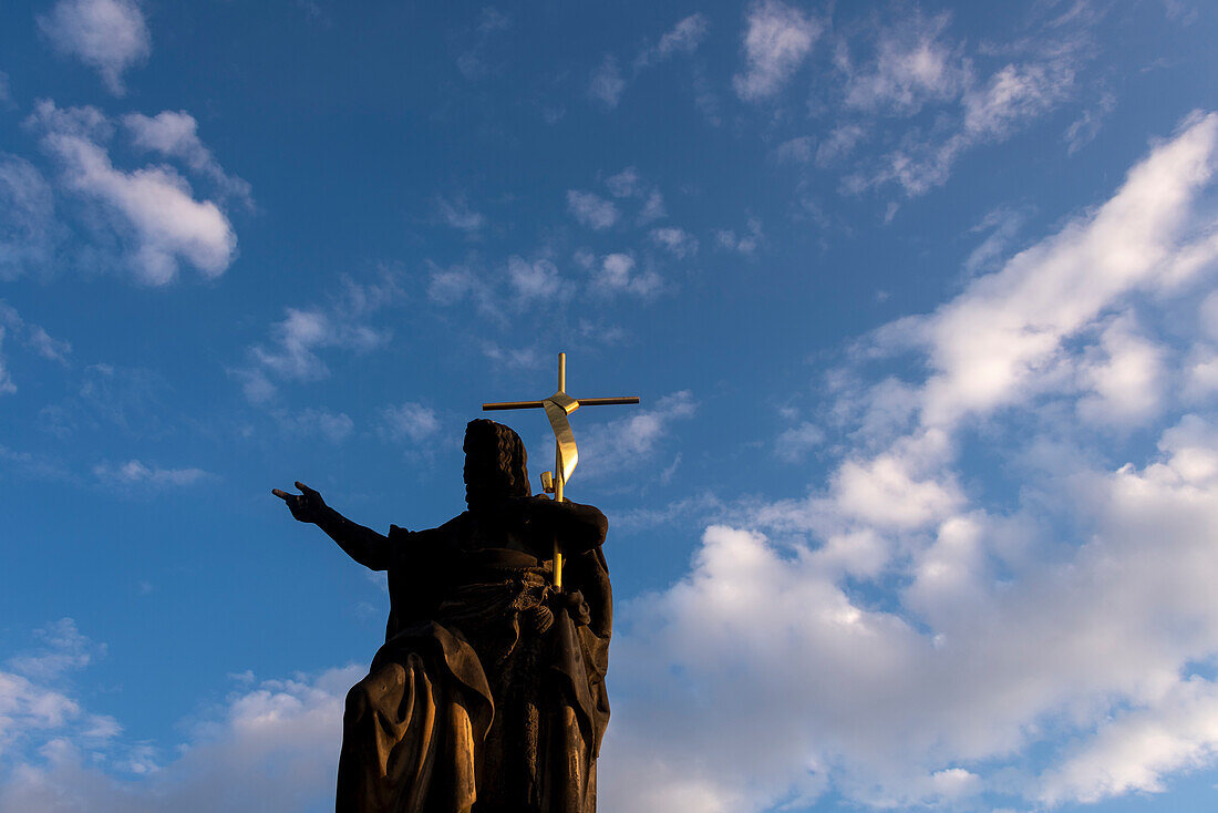 Hl. Johannes der Täufer, Heiligenfigur auf der Karlsbrücke, Prag, Tschechien