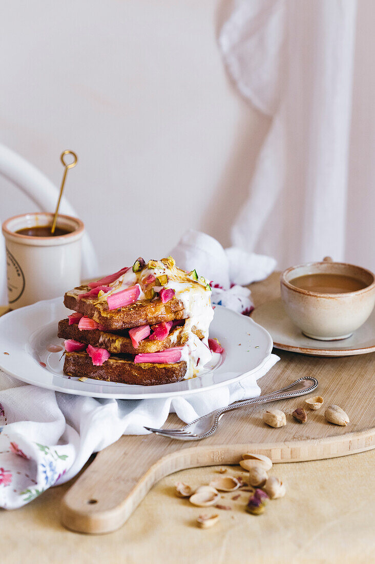 French Toast mit gebackenem Rhabarber und Pistazien