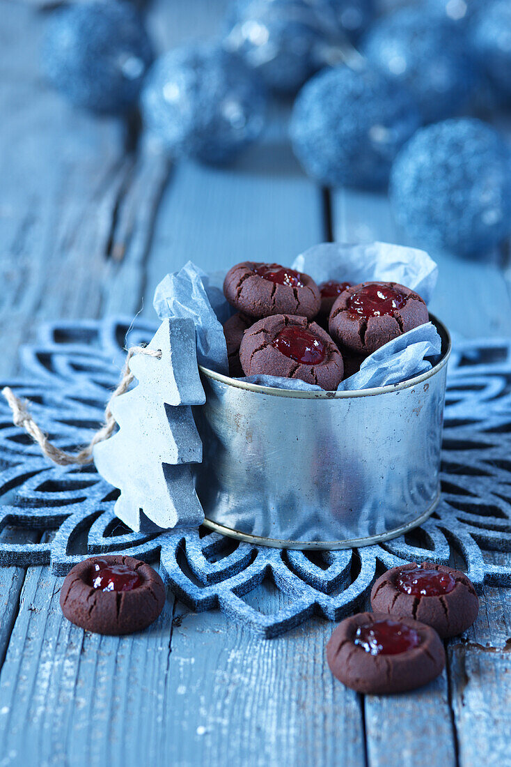 Cocoa cookies with redcurrant jelly