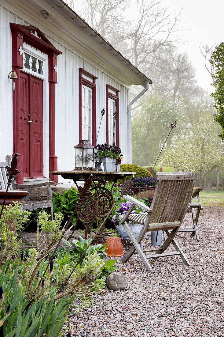 Planting and garden furniture along the house