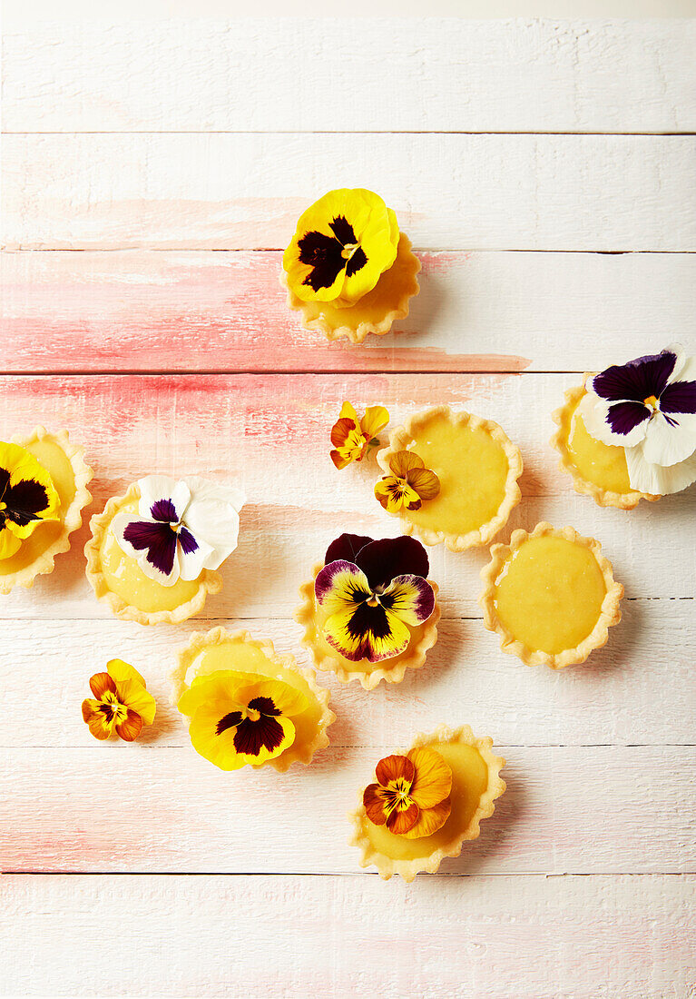 Mini-Tarteletts dekoriert mit essbaren Blütenblättern