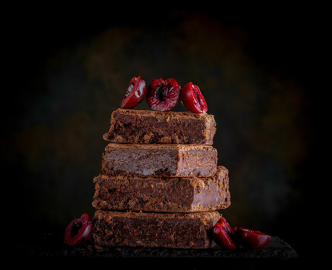 Schokoladen-Brownies mit Kirschen